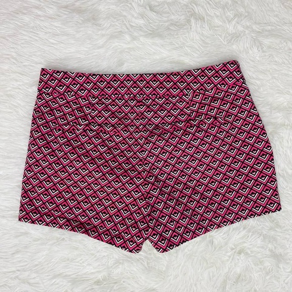Express Retro Low Rise Pink Geometric Printed Shorts - Picture 6 of 7